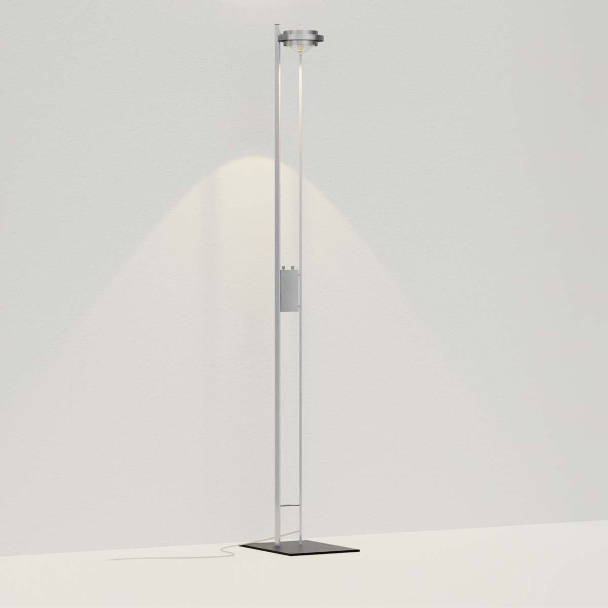 Schmale Stehleuchte in der Farbe edelstahl gebürstet