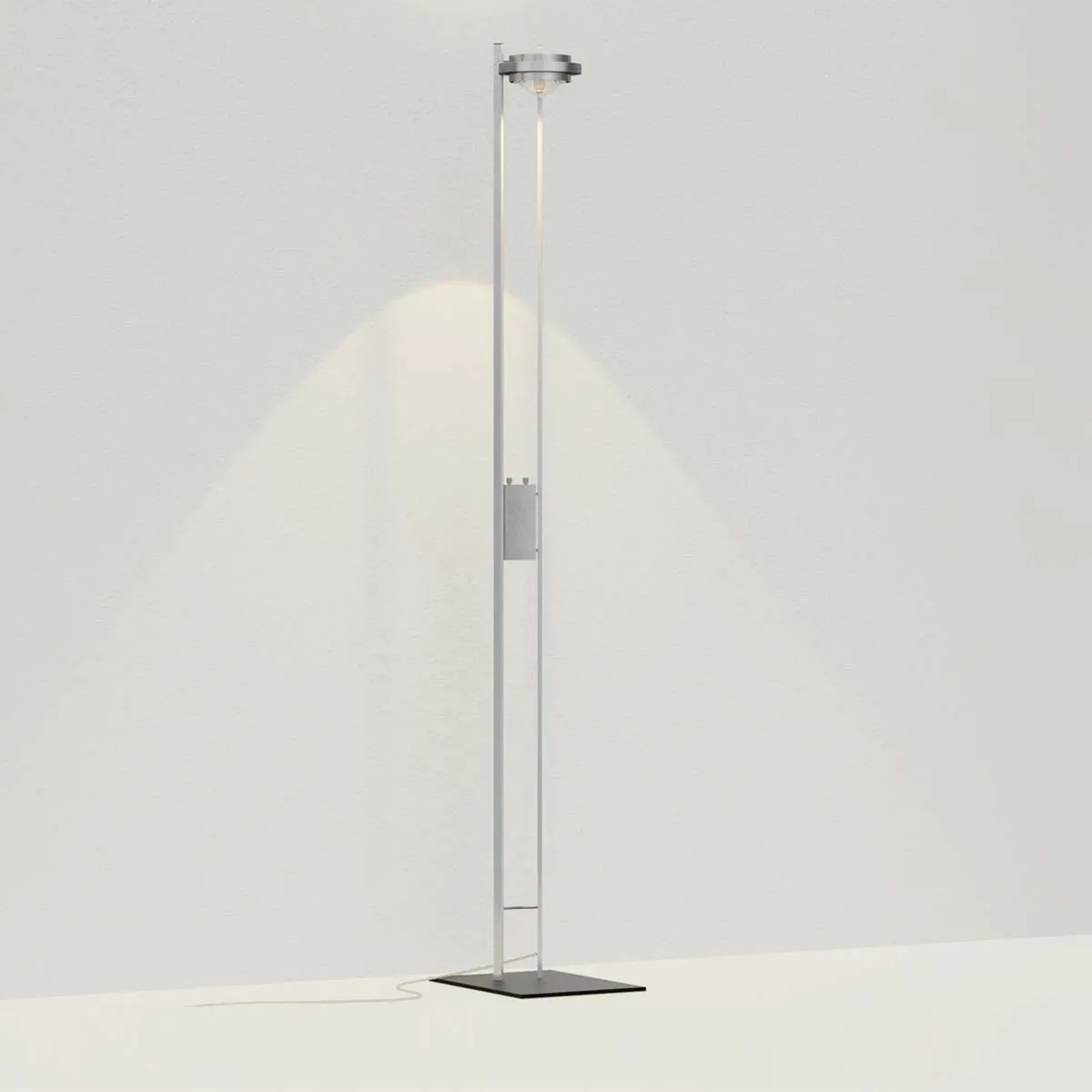 Schmale Stehleuchte in der Farbe edelstahl gebürstet