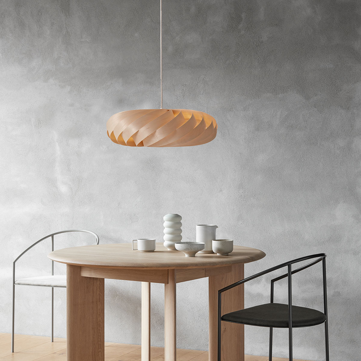 Tom Rossau TR5 Pendelleuchte, Birke Natur, Ø: 80 cm, H: 22 cm – handgefertigte Pendelleuchte im skandinavischen Design, ideal über Esstisch oder im Wohnzimmer, aus Holzlamellen in Natur. Die TR5-Pendelleuchte von Tom Rossau ist perfekt für den Esstisch