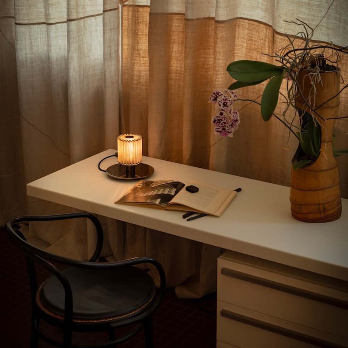 DCW Editions In The Sun Table 220 auf Fensterbank – kompakte Designerleuchte in Silber-Gold, erhellt sanft den Raum mit reflektierendem Schimmer im Tageslicht