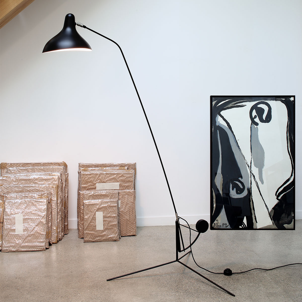 Mantis BS1 Stehleuchte, H: 155 - 170 cm Dreibein in Schwarz – moderne Designerleuchte aus dem Hause DCW Editions für das Wohnzimmer Mantis BS1 B Stehleuchte, H: 150 - 165 cm Runder Fuß in Schwarz – stilvolle Designerlampe von DCW Editions passt perfekt in eine Leseecke