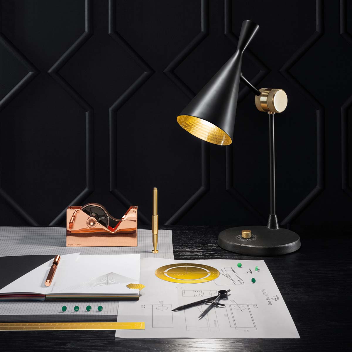 Tom Dixon Beat LED Tischleuchte, H: 53 cm, Schwarz Tom Dixon Unbeaten LED Tischleuchte, H: 53 cm, Aluminium