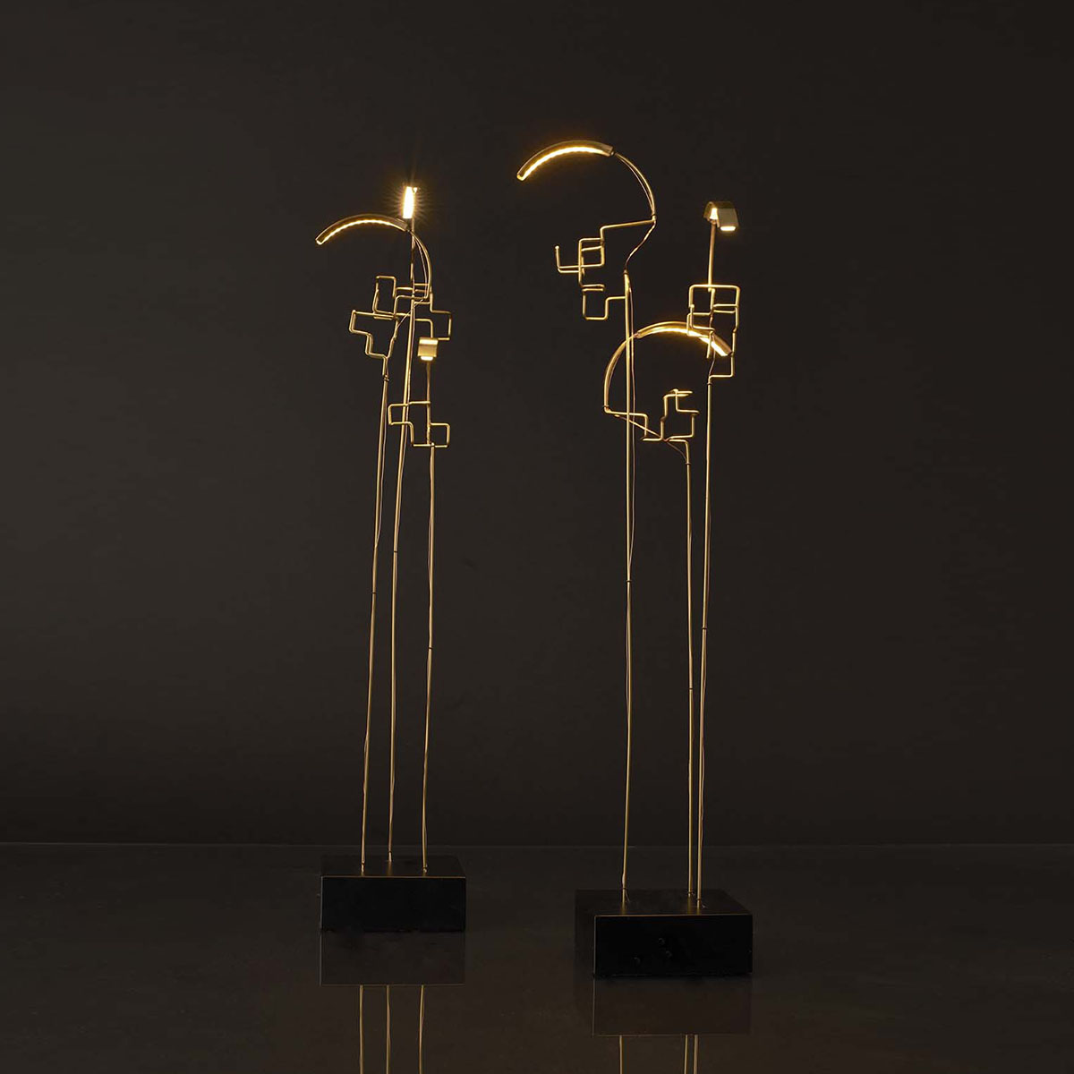 Boucle Akku Tischleuchte in Messing – moderne Designerleuchte aus dem Hause DCW Editions passt perfekt auf den Beistelltisch Boucle Akku Tischleuchte in Messing – moderne Designerleuchte aus dem Hause DCW Editions passt perfekt auf den Beistelltisch