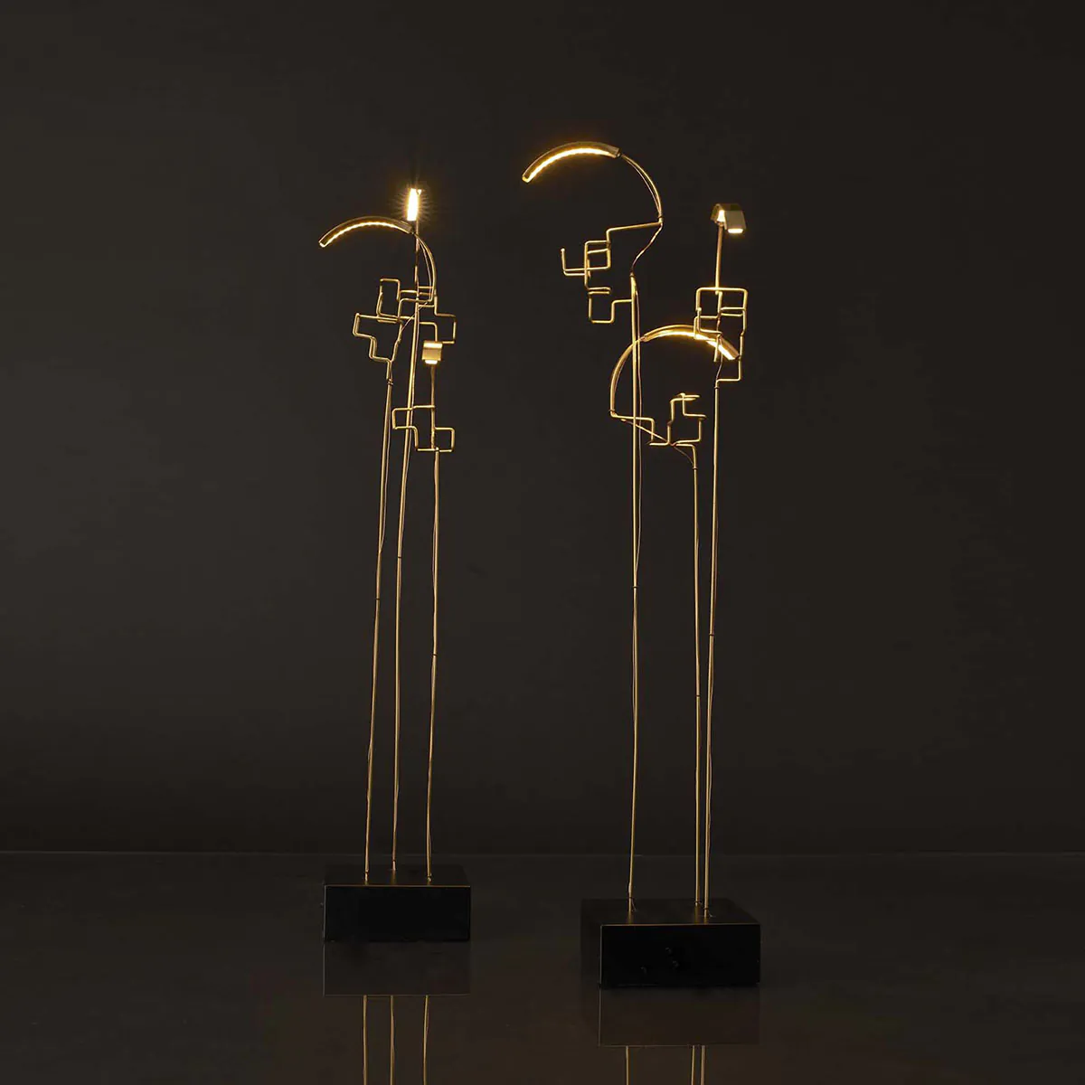 Boucle Akku Tischleuchte in Messing – moderne Designerleuchte aus dem Hause DCW Editions passt perfekt auf den Beistelltisch