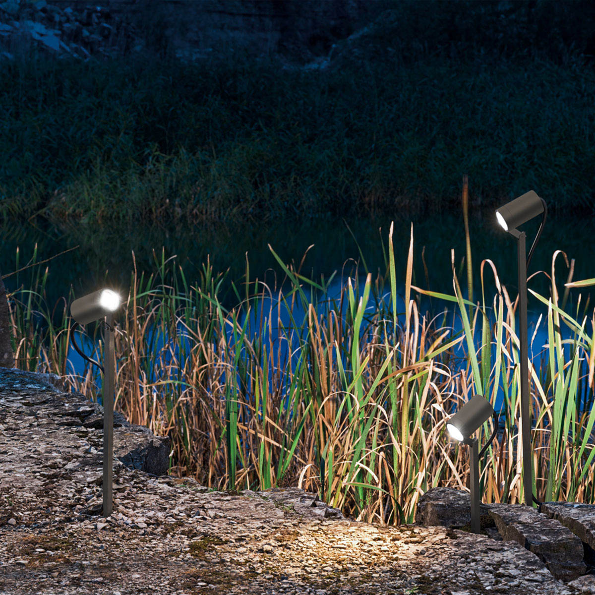 Schmale Erdspießleuchten mit connect Stecker für außen in der Natur