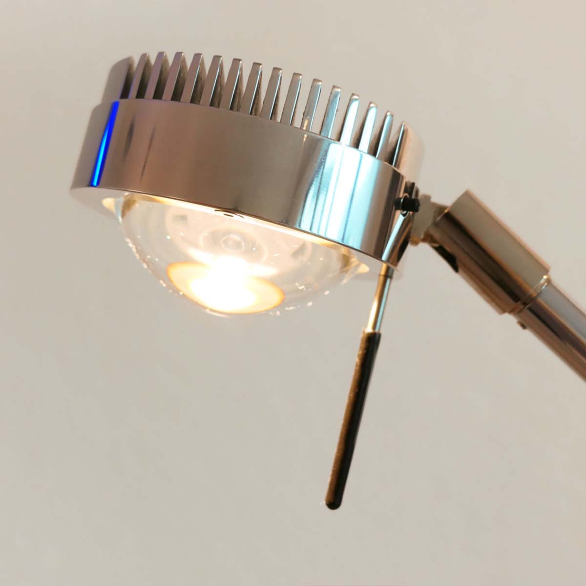 Messing Leuchte von Licht im Raum – Movie X Standlampe, H: 95- 155 cm höhenverstellbar, Verchromt, zeitloses Design, gerichtete Beleuchtung Licht im Raum Movie X Schirm von der schmalen Stehleuchte