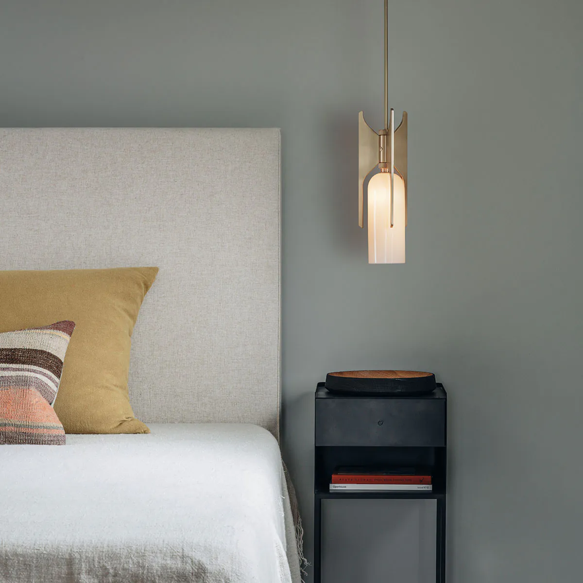 Perfekt für Esszimmer oder Lounge: Bert Frank Pennon Hängeleuchte, Ø: 15,7 cm, Messing gebürstet aus gebürstetes Messing und Porzellan – sanftes Licht Luxusleuchten aus Großbritannien: Bert Frank Pennon Hängeleuchte, Ø: 15,7 cm, Bronze, poliertes Messing und Porzellan, handgefertigt in Birmingham, sanftes Licht