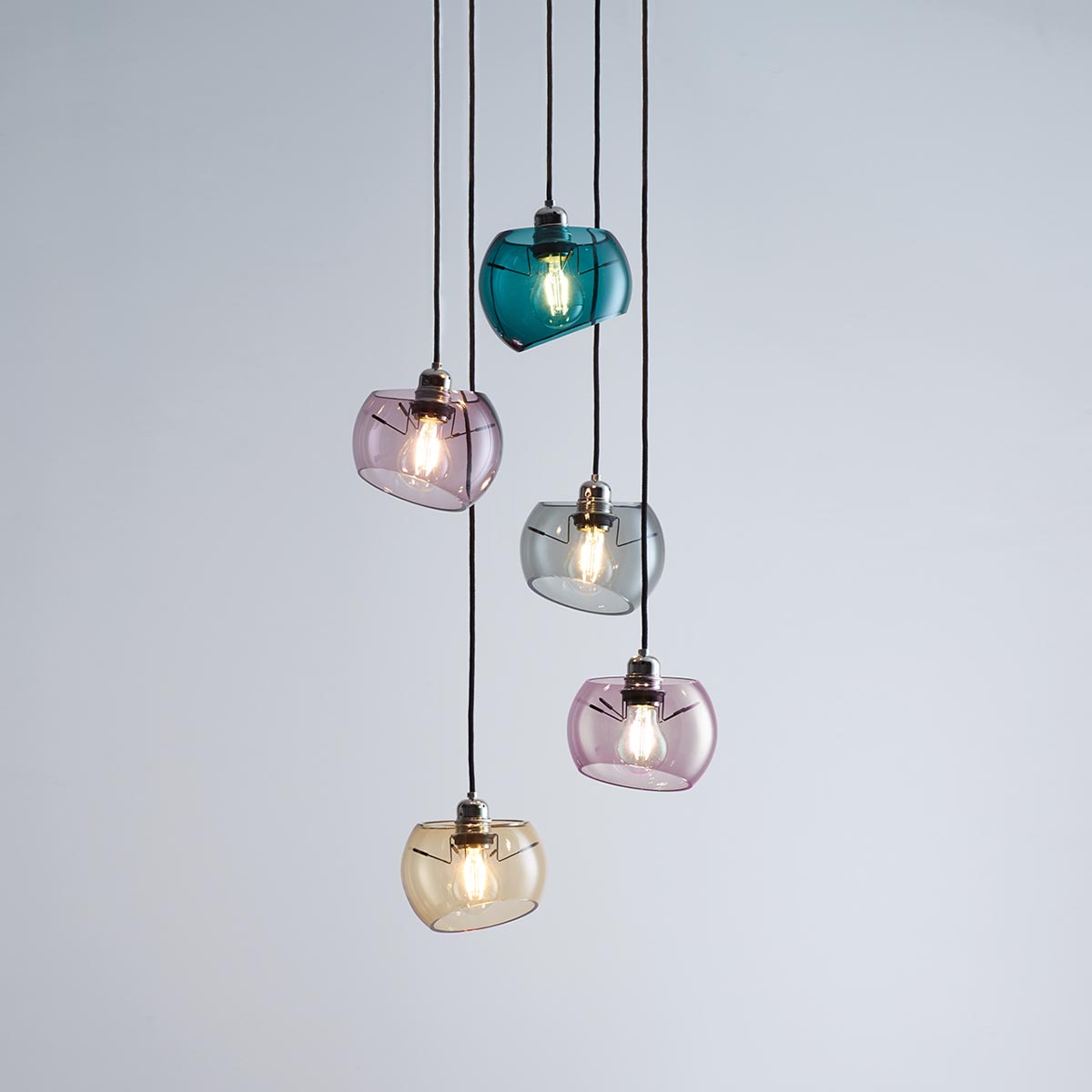 Licht im Raum Glass Moons 5 Fünf halbkugelförmige Pendelleuchten in Frühlingsfarben Licht im Raum Glass Moons 5 Fünf halbkugelförmige Pendelleuchten in Frühlingsfarben