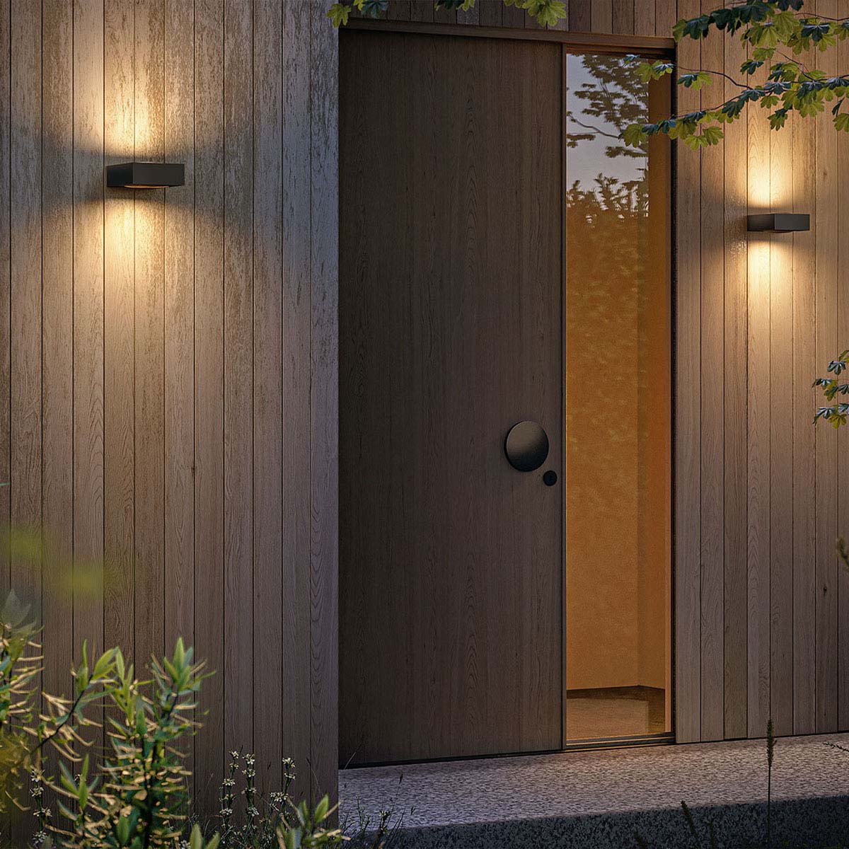 Rechteckige außen Wandleuchte mit Up Down Licht an Hauswand links und rechts neben Haustüre