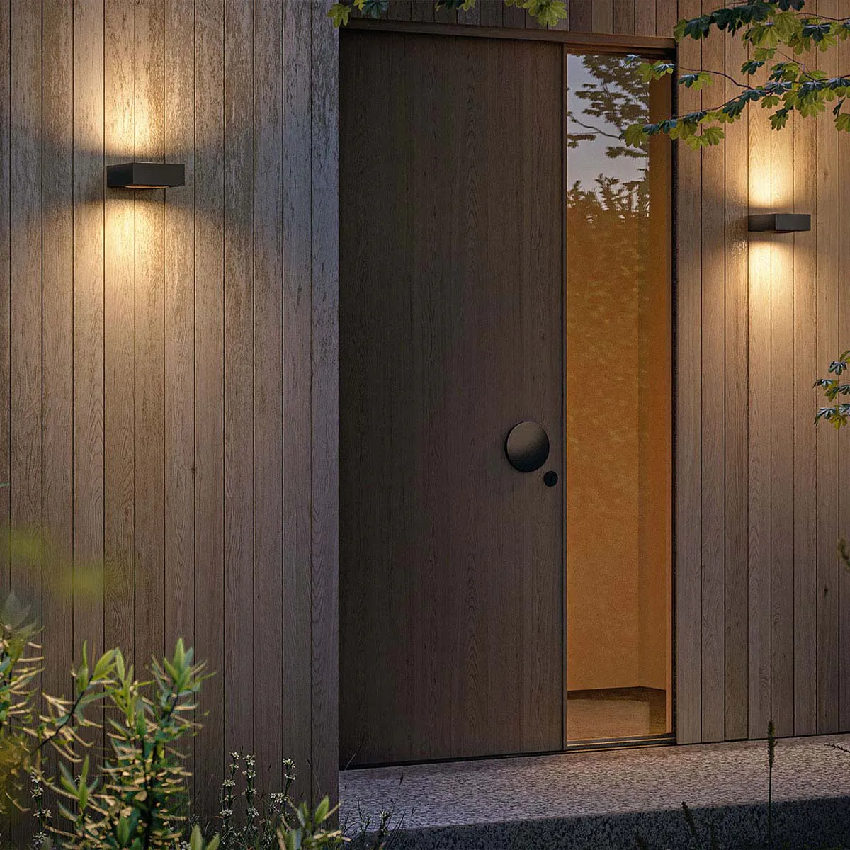 Rechteckige außen Wandleuchte mit Up Down Licht an Hauswand links und rechts neben Haustüre