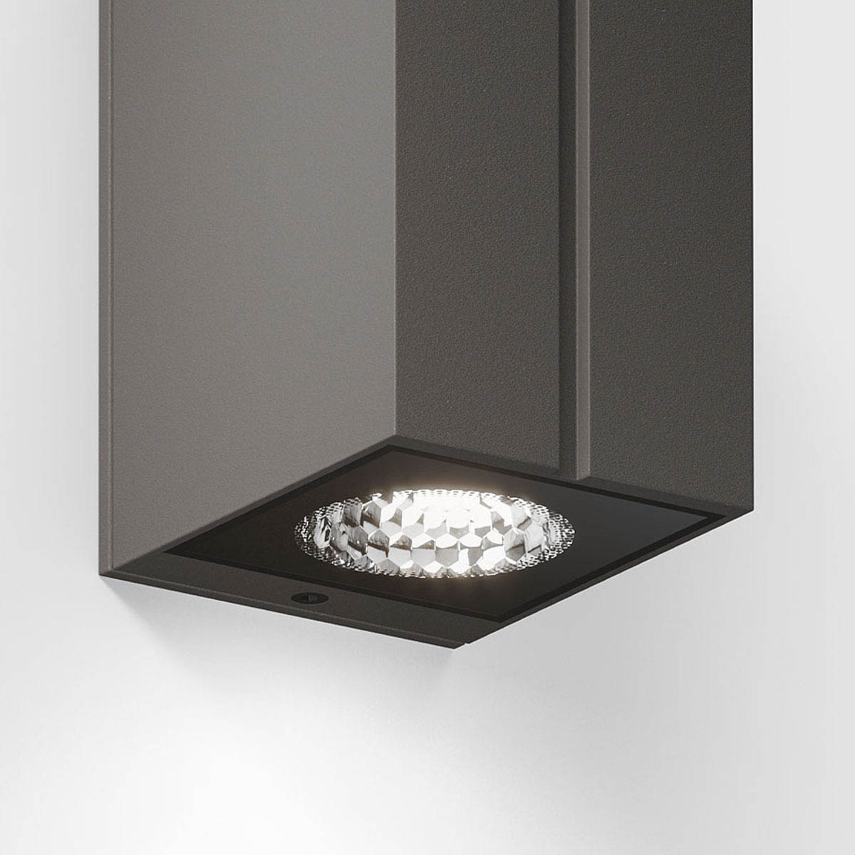 Rechteckige Wandleuchte für außen fokusiert