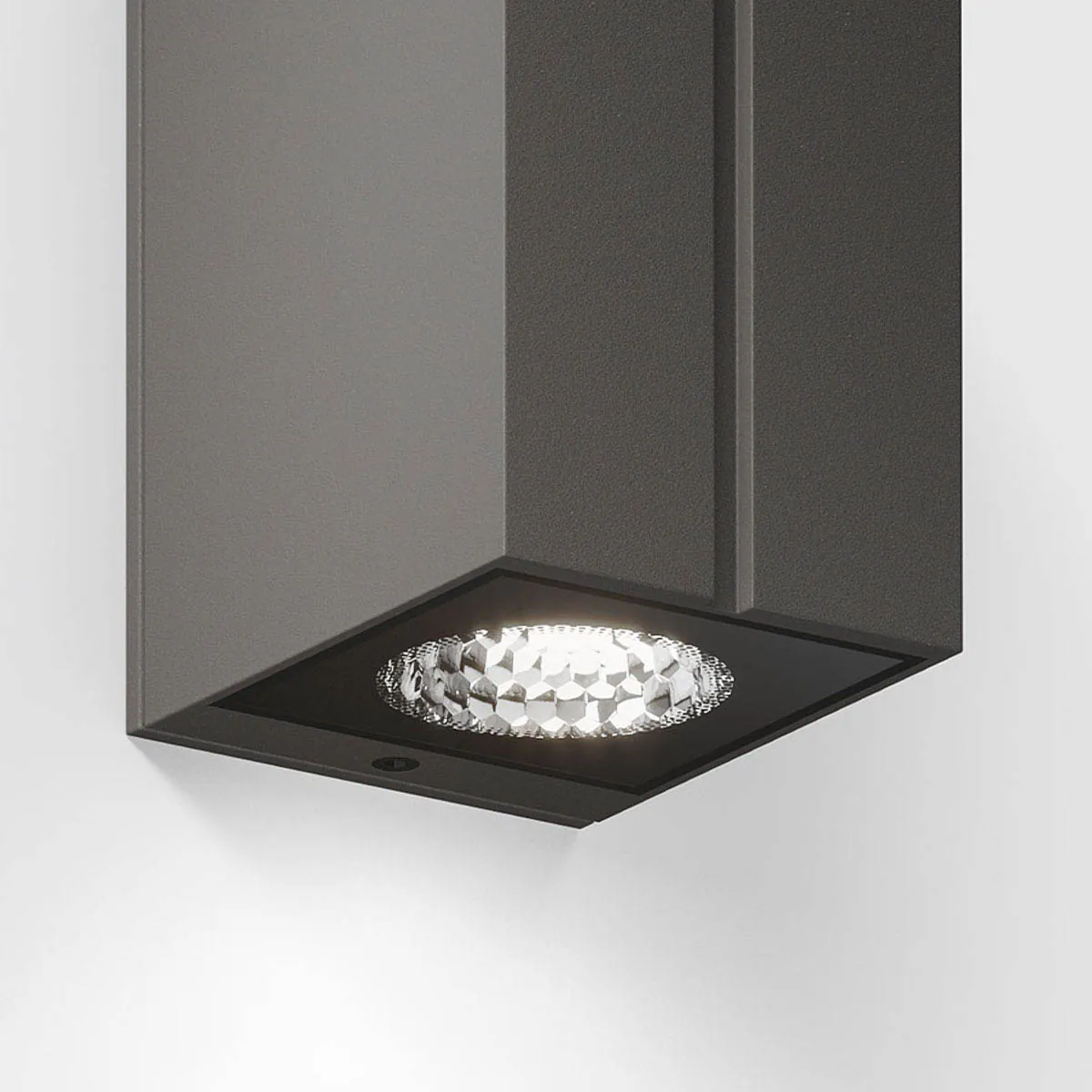 Rechteckige Wandleuchte für außen fokusiert