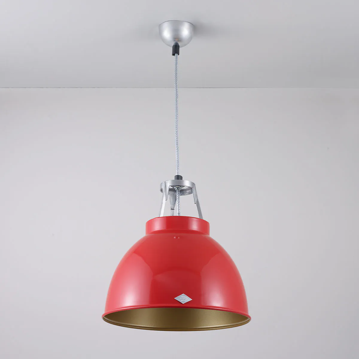 Titan Size 1 Pendelleuchte, Ø: 35,5 cm, Rot, Innen Gold Titan Size 1 Pendelleuchte, Ø: 35,5 cm, Rot, Innen Gold