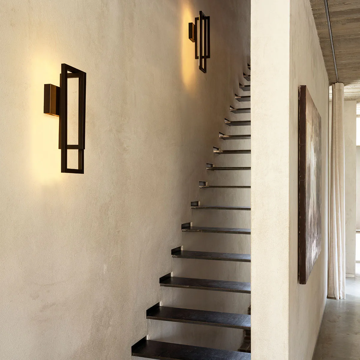 Borely Wandleuchte, B: 16 cm, H: 48 cm Bronze – modernes Design von DCW Editions für den Flur