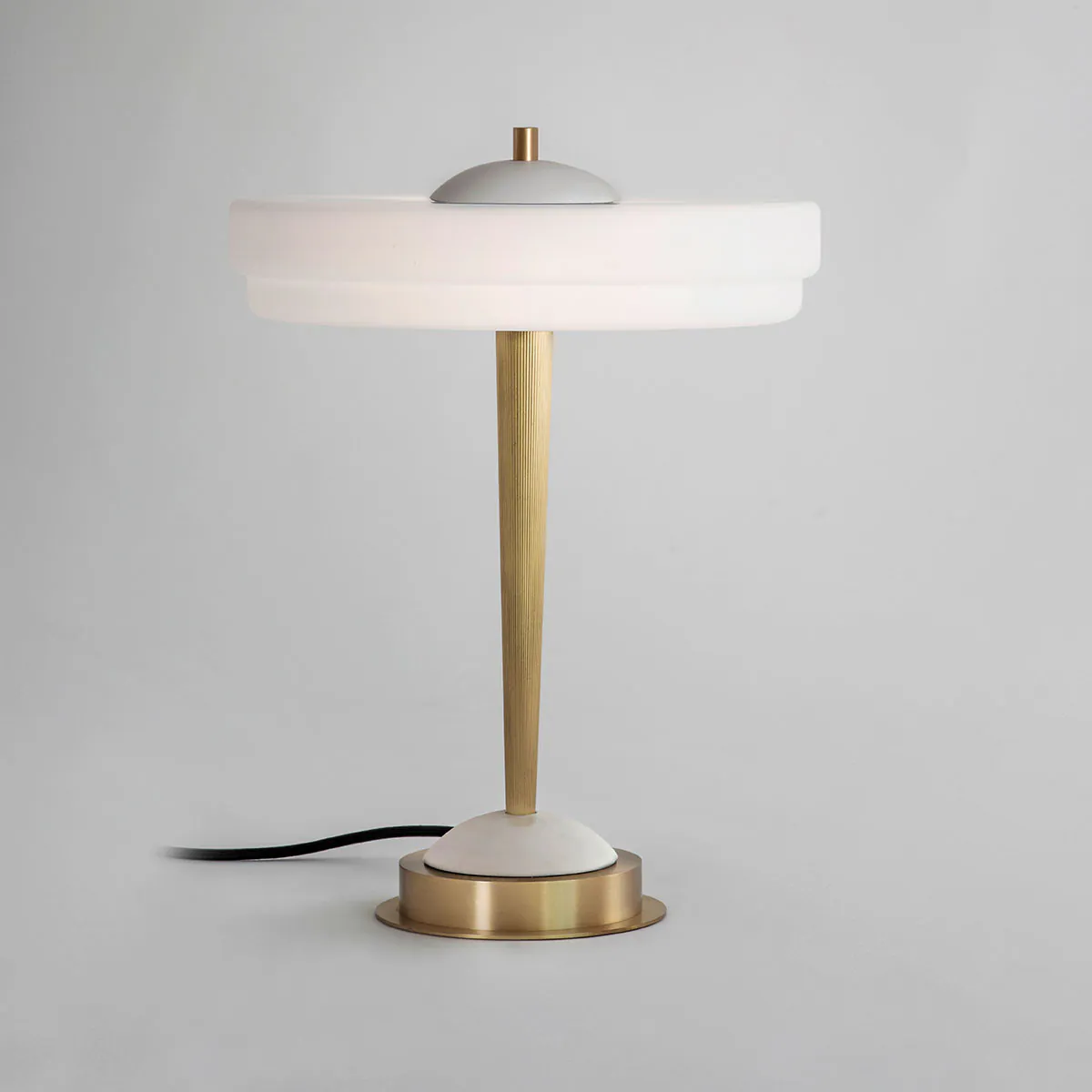 Bert Frank Trave Tischleuchte, H: 40,5 cm, Weiß aus Messing und Glas und Marmor – handgefertigt in Birmingham, atmosphärisches Licht