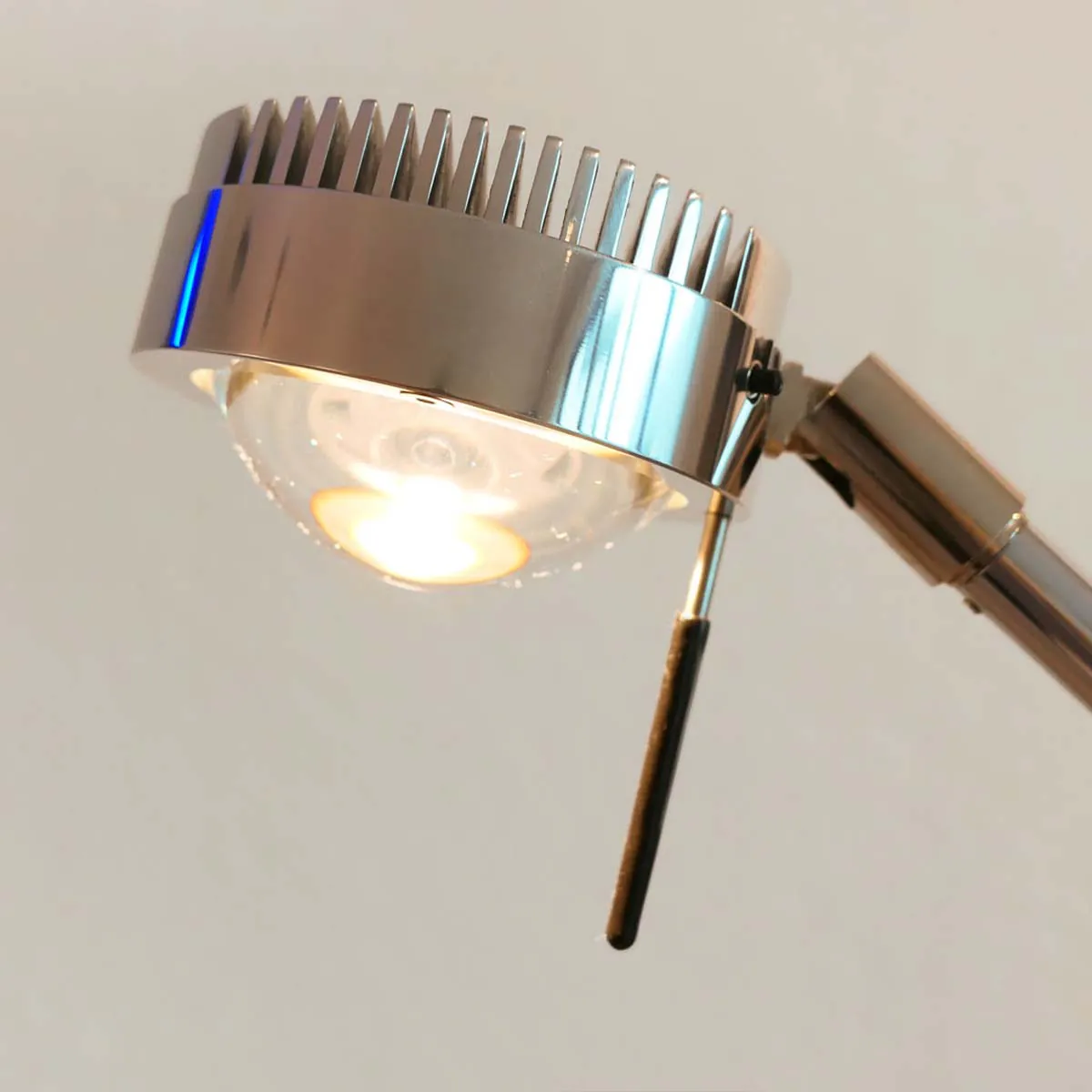 Schirm von der schmalen Stehleuchte