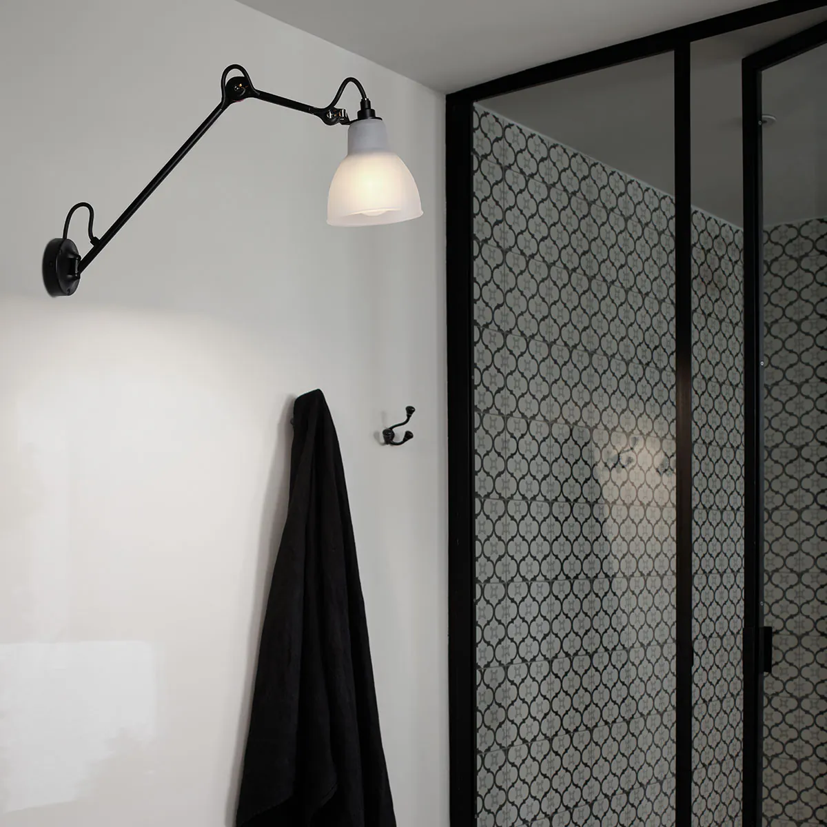 Spezial Angebot Pack Duo Lampe Gras N° 122 Bathroom IP44 Wandleuchte Schwarz, Schirm Polycarbonat in Schwarz Weiß – stilvolle Designerleuchte aus dem Hause DCW Editions passt perfekt in den Treppenaufgang auch für Badezimmer geeignet