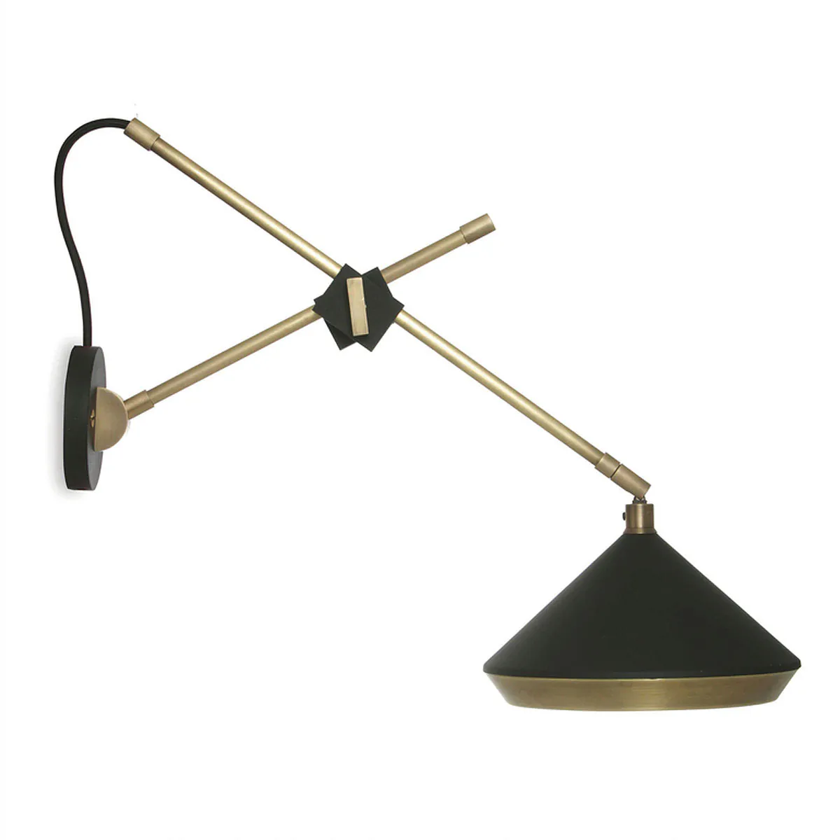 Perfekt für Flur oder Schlafzimmer: Bert Frank Shear Wandleuchte, T: 46 cm, Schwarz aus gebürstetes Messing und metallische Oberfläche – sanftes Licht