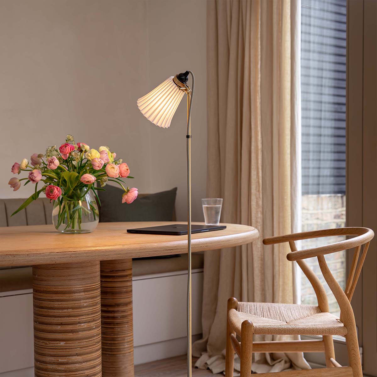 Hector Pleat Medium Stehleuchte, H: 127 - 137 cm, Satiniertes Messing Hector Pleat Medium Stehleuchte, H: 127 - 137 cm, Hellgrün