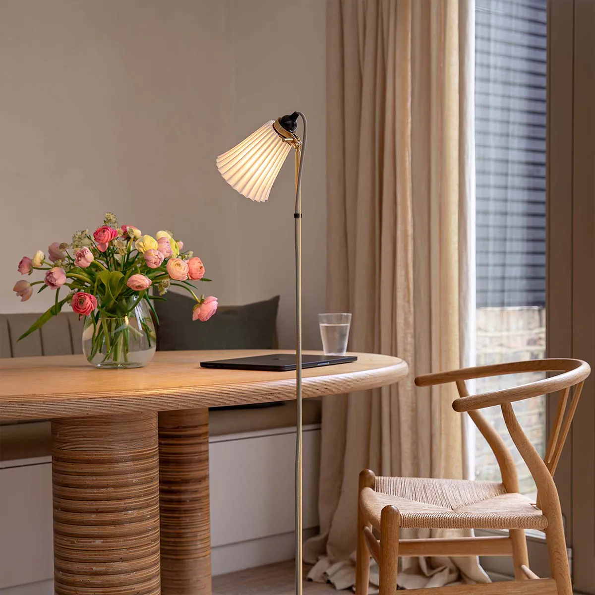 Hector Pleat Medium Stehleuchte, H: 127 - 137 cm, Hellgrün