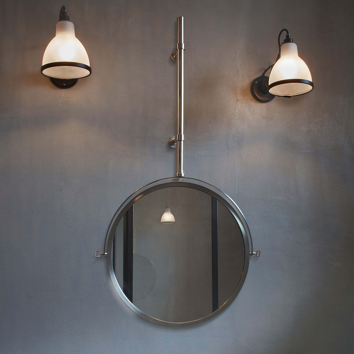 Lampe Gras N° 304 Bathroom CL II Wandleuchte, T: 15 cm Schwarz, Schirm Schwarz – modernes Design des Herstellers DCW Editions ideal im Schlafzimmer auch für Badezimmer geeignet Lampe Gras N° 304 Bathroom CL II Wandleuchte, T: 15 cm Schwarz, Schirm Kupfer roh, Weiß in Schwarz Kupfer – hochwertige Designerleuchte aus dem Hause DCW Editions geeignet für den Eingangsbereich auch für Badezimmer geeignet