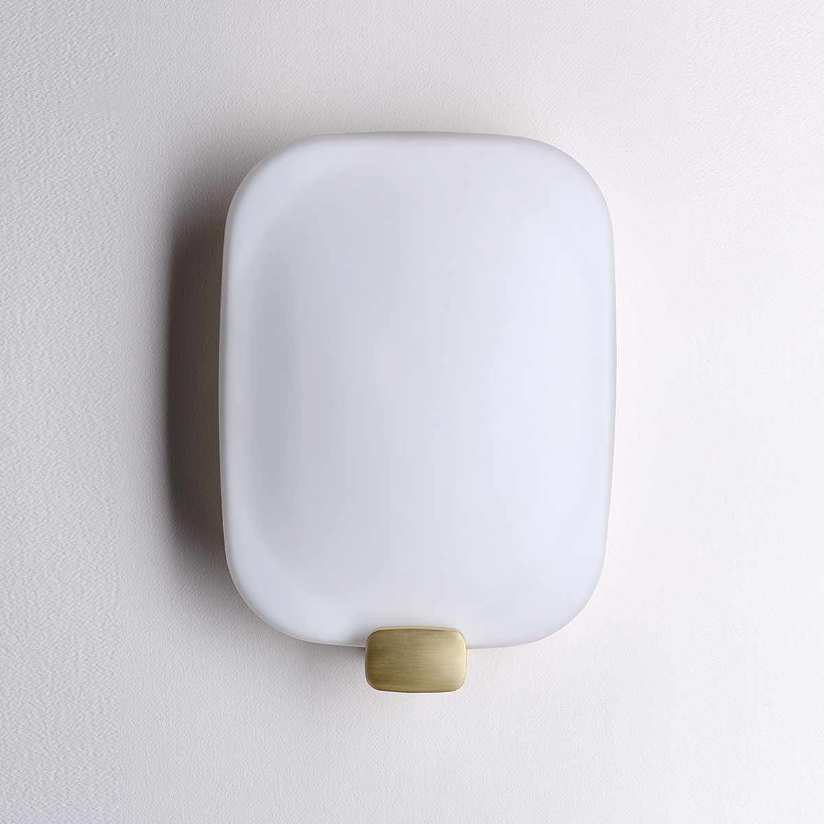 Light me Tender Wandleuchte IP44 Vertical in Gold Weiß – moderne Designerlampe von DCW Editions für den Flur auch für Badezimmer geeignet