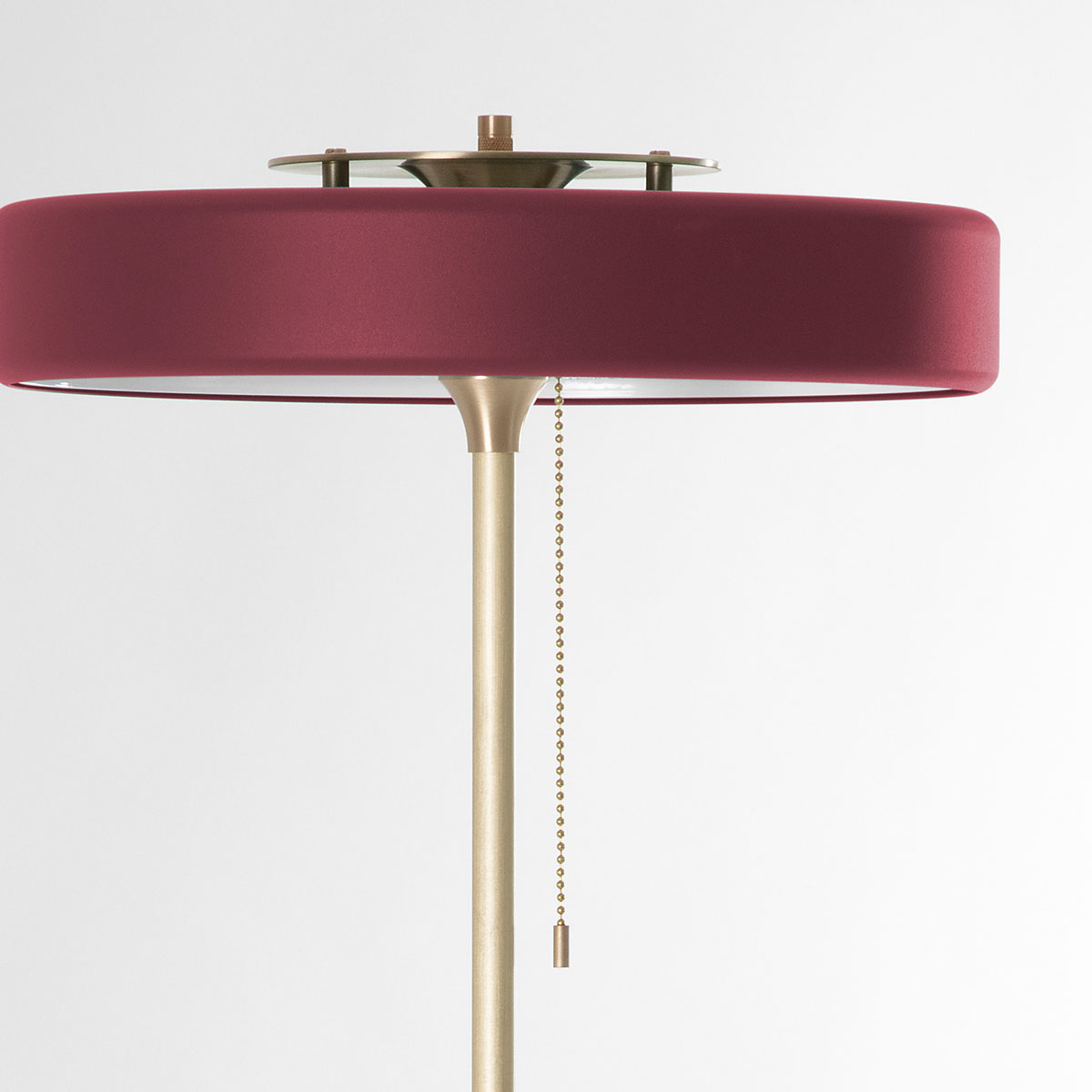 Luxusleuchten aus Großbritannien: Bert Frank Revolve Stem Stehleuchte, H: 130 cm, Rot, Messing gebürstet, Messing und gebürstetes Aluminium und Polycarbonat, Designerleuchte aus England, sanftes Licht, ikonische Revolve-Serie im Art Déco Stil Luxusleuchten aus Großbritannien: Bert Frank Revolve Stem Stehleuchte, H: 130 cm, Rot, Messing poliert, gebürstetes Messing und gebürstetes Aluminium und Polycarbonat, Designerleuchte aus England, sanftes Licht, ikonische Revolve-Serie im Art Déco Stil