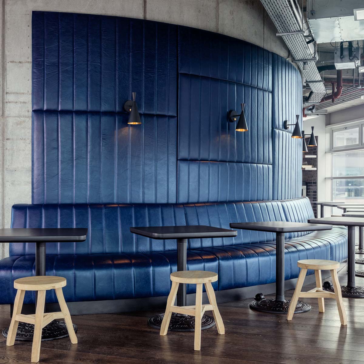 Tom Dixon Beat Wandleuchte, B: 13 cm, H: 28,5 cm, Schwarz