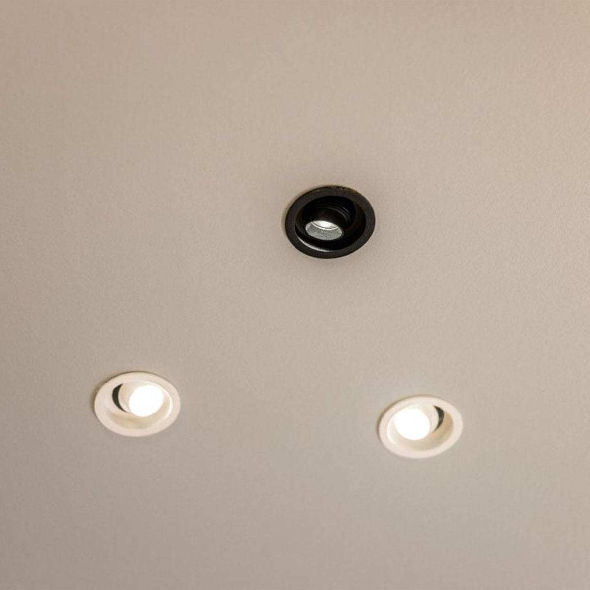 Hochwertige DeltaLight MICROSPY IN OK 93015 Einbaustrahler, Ø: 5,9 cm, Schwarz, Warmweiß 3000K, 15° Schwarz 3000K Modern & neutral – Ambienteansicht für Flur, Abstrahlwinkel 15°