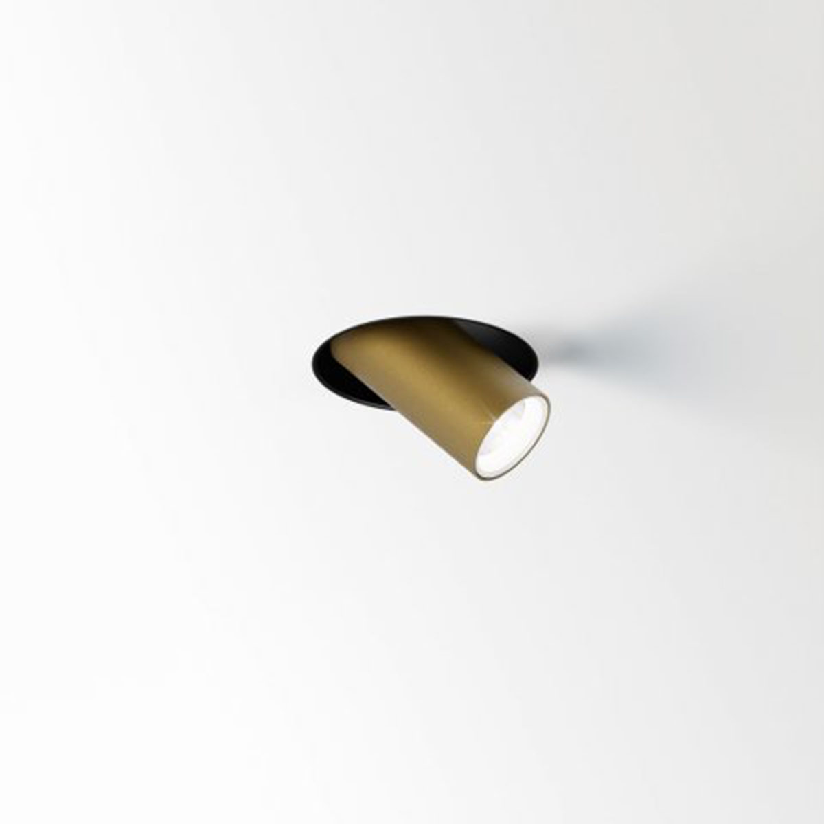 DeltaLight SPY 39 TRIMLESS 92720 Einbaustrahler, Ø: 8,2 cm, Flemish Gold, Extra-Warmweiß 2700K, 20° Gold 2700K Modern & neutral – Design- für Küche, Abstrahlwinkel 20°