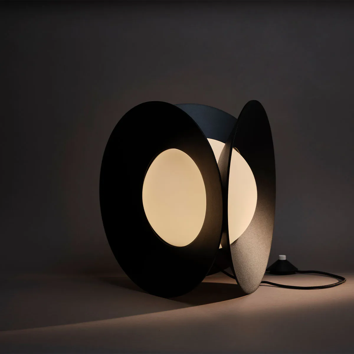 Armen Tischleuchte Dim to Warm, B: 31,2 cm, H: 31,2 cm in Schwarz – stilvolles Design aus dem Hause DCW Editions geeignet fürs Wohnzimmer