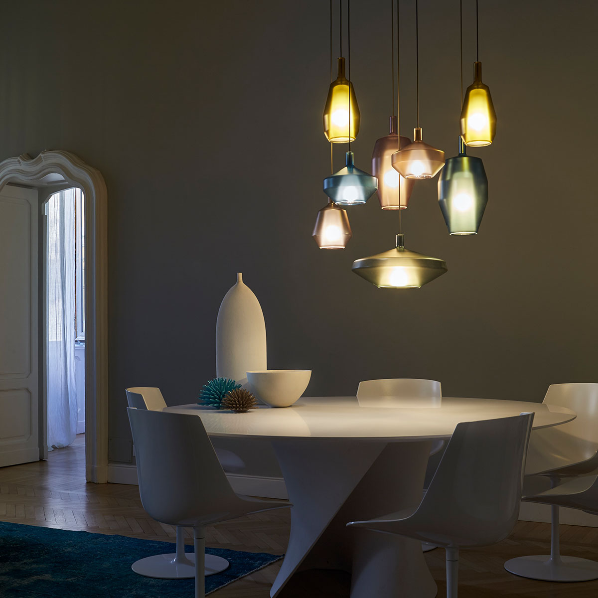 Penta Light MoM 1602-21 Low Pendelleuchte Ø: 38 cm Hängelampe – handgefertigtes Glas in Weiß, ästhetische Formsprache, eleganter Lichtschein, macht sich hervorragend im Flur, ideal über Esstisch, Küche oder Wohnzimmer Penta Light MoM 1602-25 Little Pendelleuchte Ø: 20 cm Pendelleuchte – Rauchglas in Senfgelb, elegantes Designstück, eleganter Lichtschein, setzt ein Highlight im Esszimmer, ideal über Esstisch, Küche oder Wohnzimmer