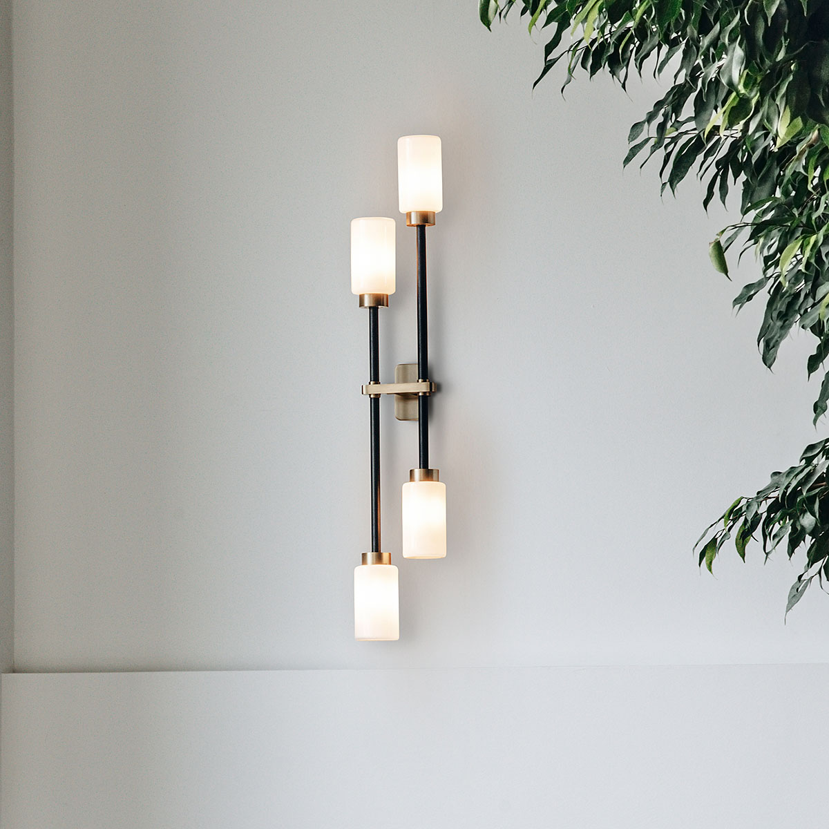 poliertes Messing und Glas Leuchte von Bert Frank – Farol Double Wandleuchte, H: 79 cm, 4-flammig Right-hand, Opalglas, geometrische Formen, sanftes Licht sanftes Licht: Bert Frank Farol Double Wandleuchte, H: 79 cm, 4-flammig Right-hand, Rauchglas – gefertigt aus gebürstetes Messing und Glas, handgefertigt, Farol-Serie mit mediterraner Eleganz