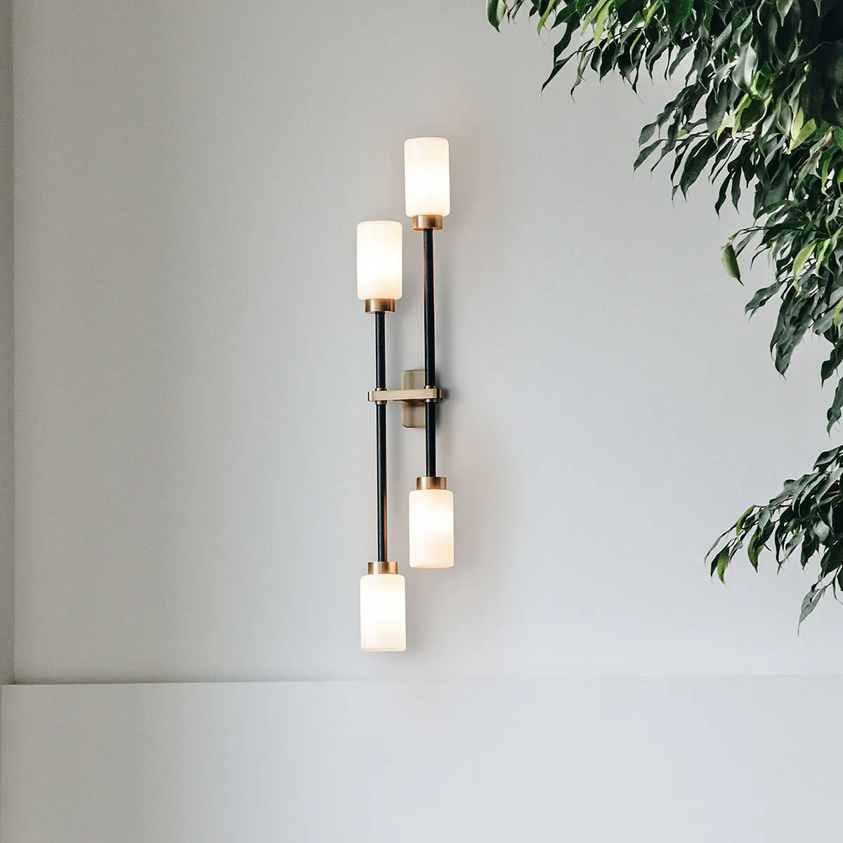 sanftes Licht: Bert Frank Farol Double Wandleuchte, H: 79 cm, 4-flammig Right-hand, Rauchglas – gefertigt aus gebürstetes Messing und Glas, handgefertigt, Farol-Serie mit mediterraner Eleganz