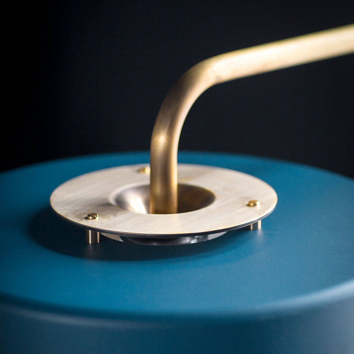 atmosphärisches Licht: Bert Frank Revolve Standlampe, H: 140 cm, Blau, Messing gebürstet – gefertigt aus goldfarbene Oberfläche und metallische Oberfläche und Polycarbonat, in Großbritannien produziert, ikonische Revolve-Serie im Art Déco Stil sanftes Licht: Bert Frank Revolve Stehleuchte, H: 140 cm, Blau, Messing poliert – gefertigt aus Messing und gebürstetes Aluminium und Polycarbonat, luxuriöse Verarbeitung, ikonische Revolve-Serie im Art Déco Stil