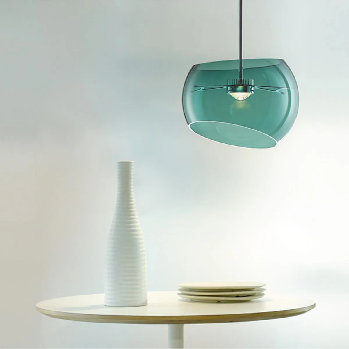 Halbkugelförmige Pendelleuchte über einem Tisch hängend