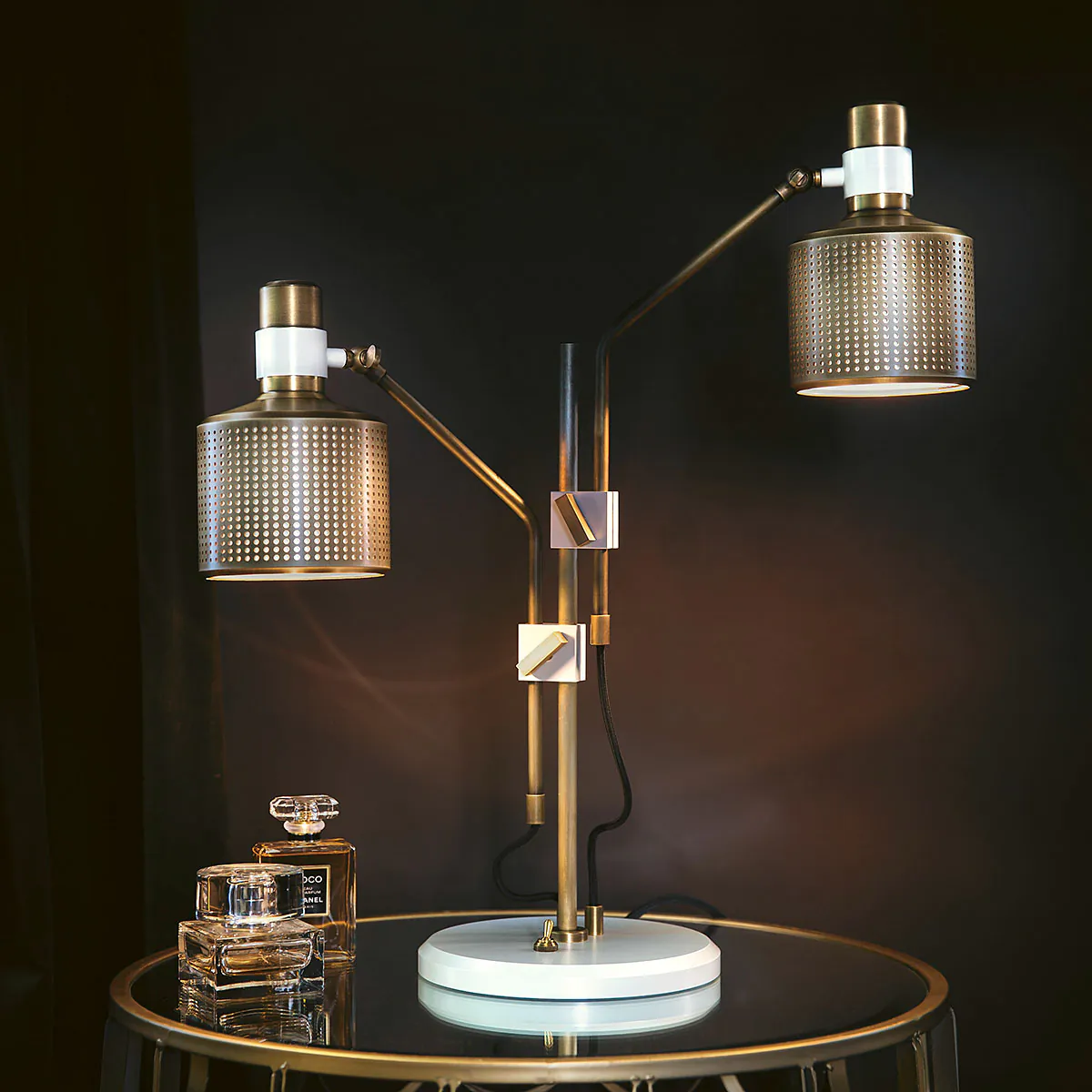 poliertes Messing Leuchte von Bert Frank – Riddle Double, Tischlampe, H: 55 cm, 2-flammig, luxuriöses Statement-Design, fokussiertes Licht