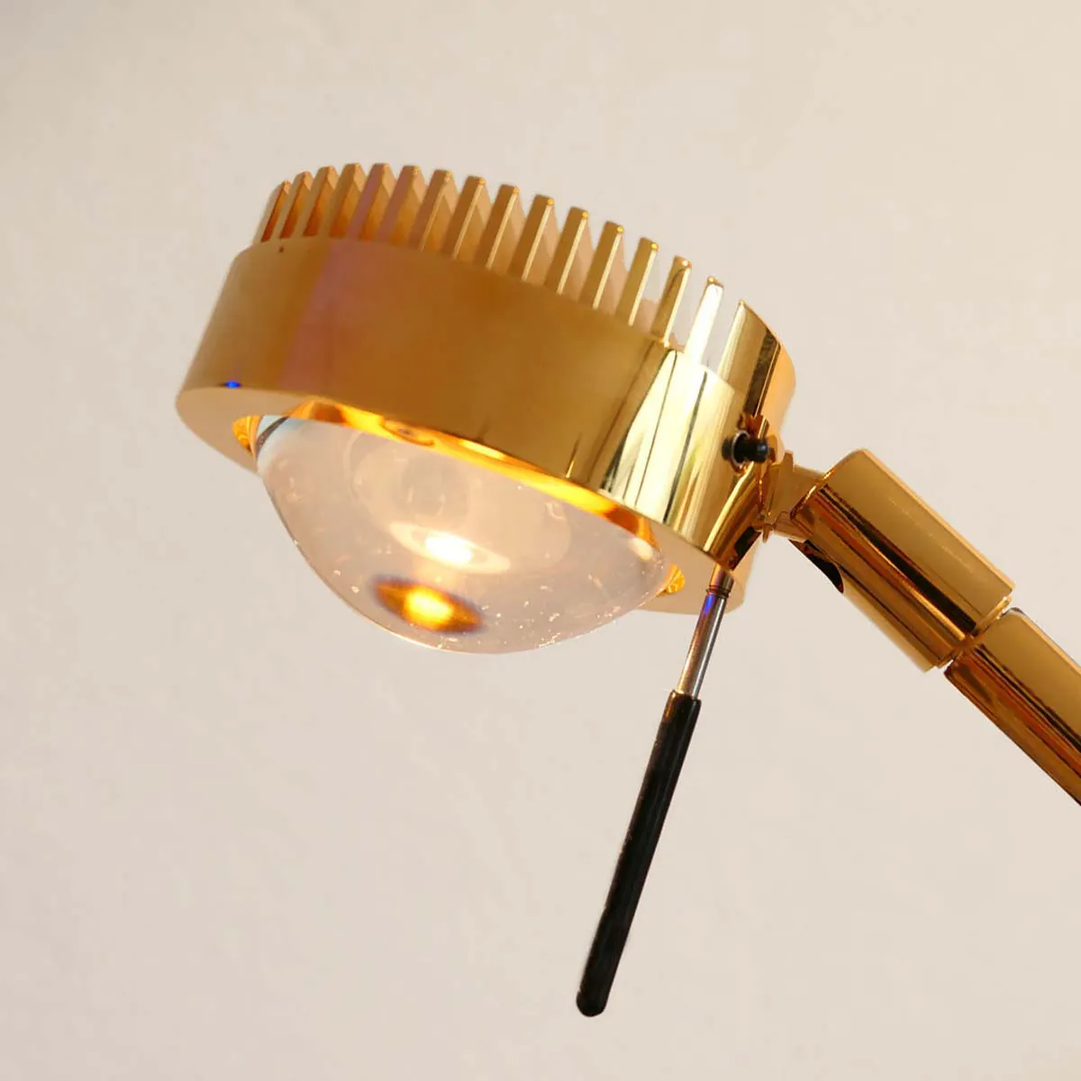 Schirm von der vergoldeten Stehleuchte