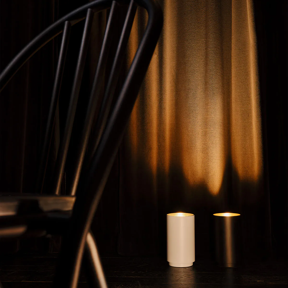 Tobo Floor Bodenleuchte, Ø: 14 cm, H: 24 cm Schwarz – modernes Design des Herstellers DCW Editions