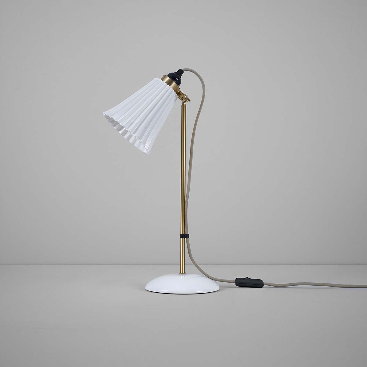Hector Pleat Medium Tischleuchte, H: 46 - 57 cm, Satiniertes Messing Hector Pleat Medium Tischleuchte, H: 46 - 57 cm, Hellblau