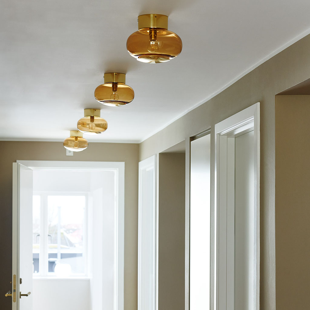 Ebb & Flow Horizon Wand-/ Deckenleuchte L Ø 36 cm Horizon Wand-/ Deckenleuchte L Ø 36 cm, Toast, Gold Toast Deckenleuchten – skandinavische Glaslampe, stimmungsvolles Licht für Wohnzimmer