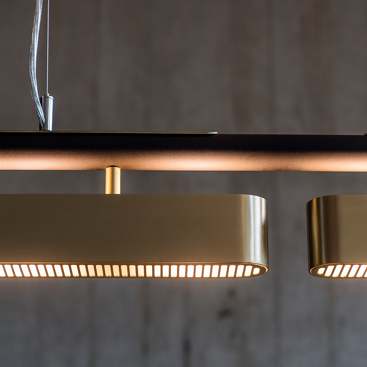 funktionales Licht: Bert Frank Colt Pendelleuchte, L: 140 cm, 3-flammig – gefertigt aus goldfarbene Oberfläche und Stahl, luxuriöse Verarbeitung funktionales Licht: Bert Frank Colt Pendelleuchte, L: 140 cm, 3-flammig – gefertigt aus goldfarbene Oberfläche und Stahl, luxuriöse Verarbeitung