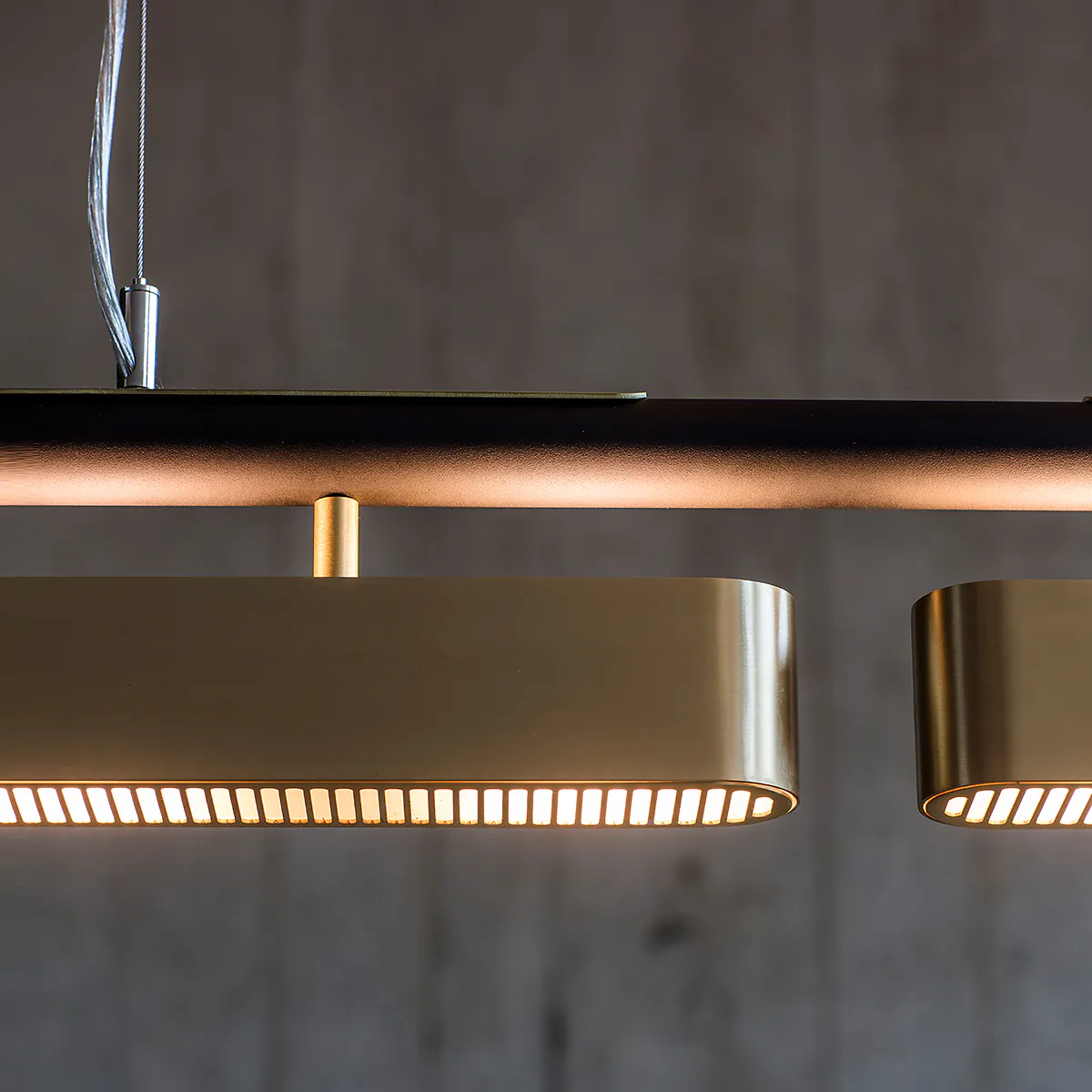 funktionales Licht: Bert Frank Colt Pendelleuchte, L: 140 cm, 3-flammig – gefertigt aus goldfarbene Oberfläche und Stahl, luxuriöse Verarbeitung