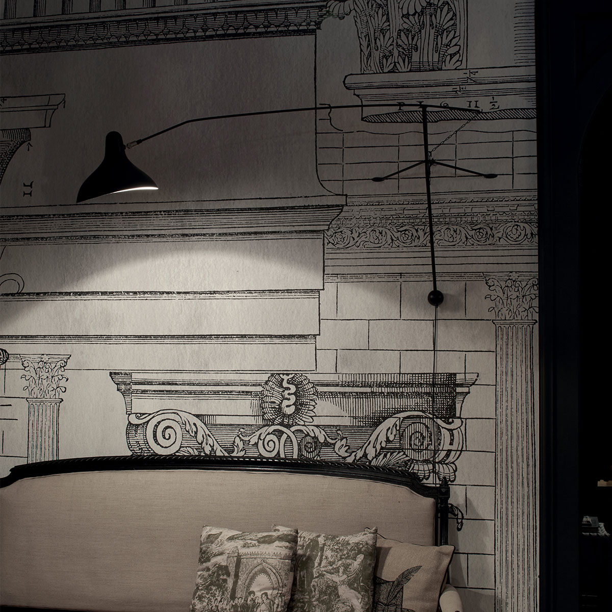 Mantis BS2 Mini Wandleuchte T: 71,5 cm in Schwarz – elegante Designerlampe des Herstellers DCW Editions ideal im Schlafzimmer