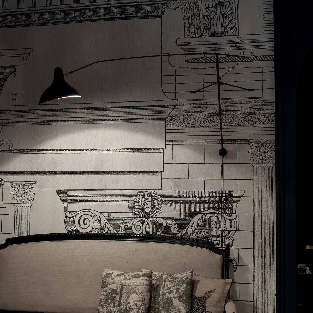 Mantis BS2 Mini Wandleuchte T: 71,5 cm in Schwarz – elegante Designerlampe des Herstellers DCW Editions ideal im Schlafzimmer