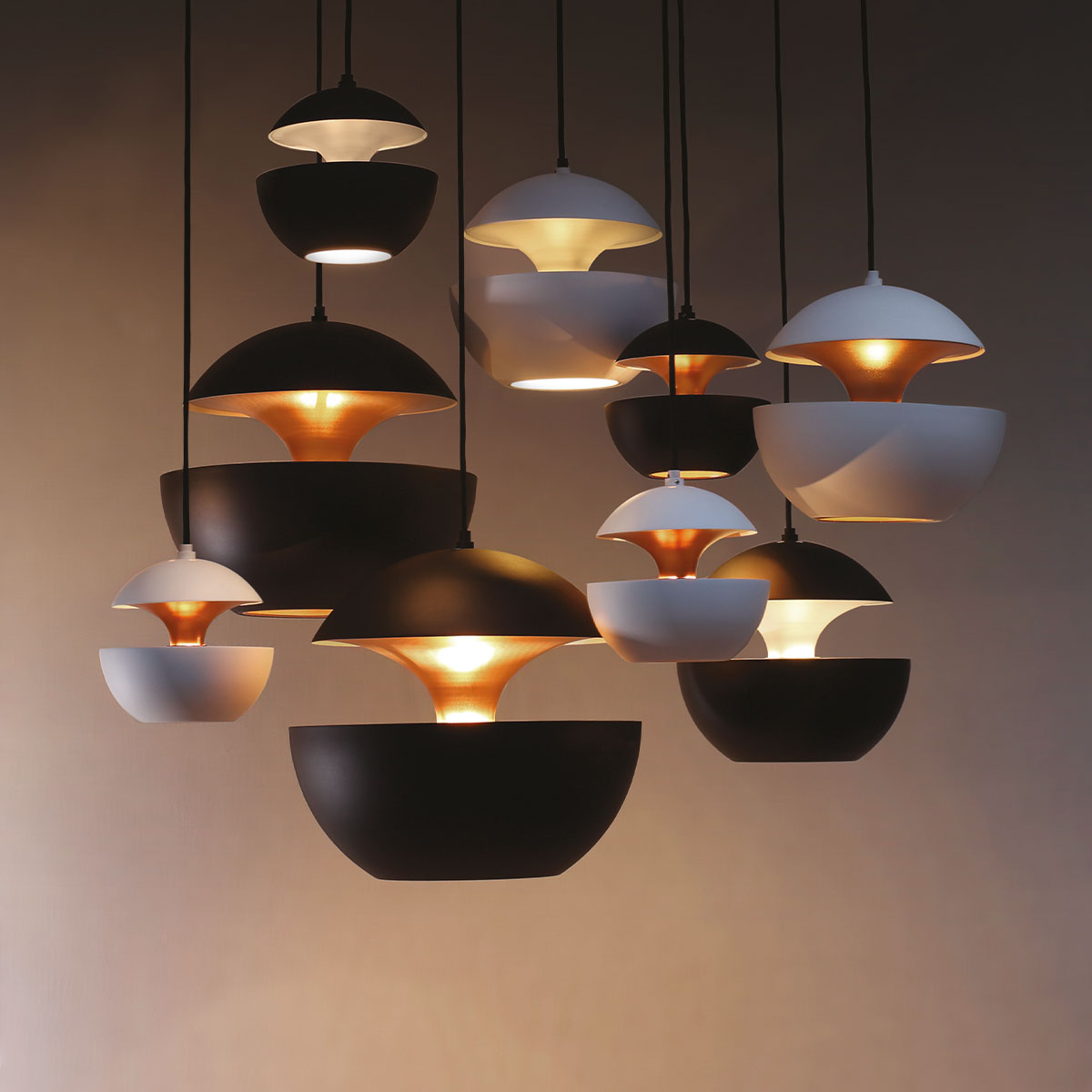 Here Comes The Sun Mini Pendelleuchte Schwarz & Weiß Ø 10 cm in Schwarz Weiß – hochwertige Designerleuchte des Herstellers DCW Editions für den Esstisch Here Comes The Sun 450 Pendelleuchte Weiß & Kupfer Ø 45 cm in Weiß Kupfer – zeitlose Designerleuchte von DCW Editions ideal über einer Kochinsel