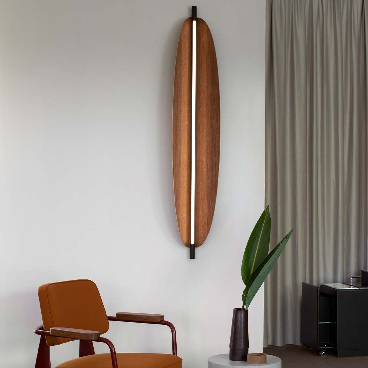 TOOY Thula 562.43 Wandleuchte, H: 134 cm, B: 25 cm, Sandschwarz / Nickel satiniert, Helle Eiche
