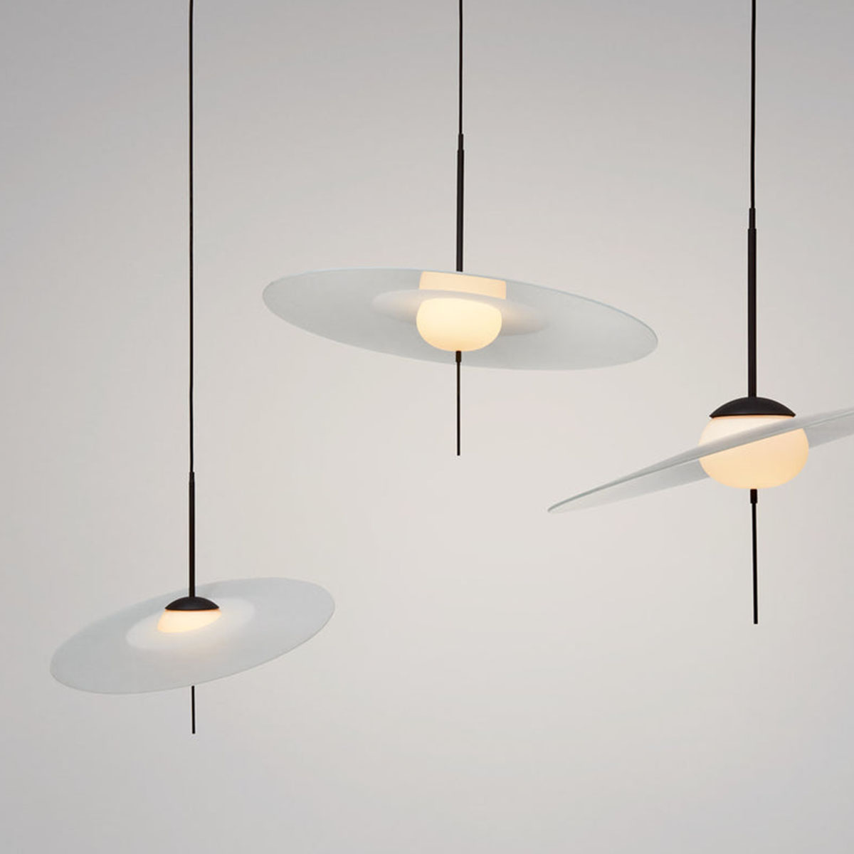 Mono L500 Pendelleuchte Ø: 50 cm in Schwarz Weiß – moderne Designerlampe aus dem Hause DCW Editions ideal über einer Kochinsel