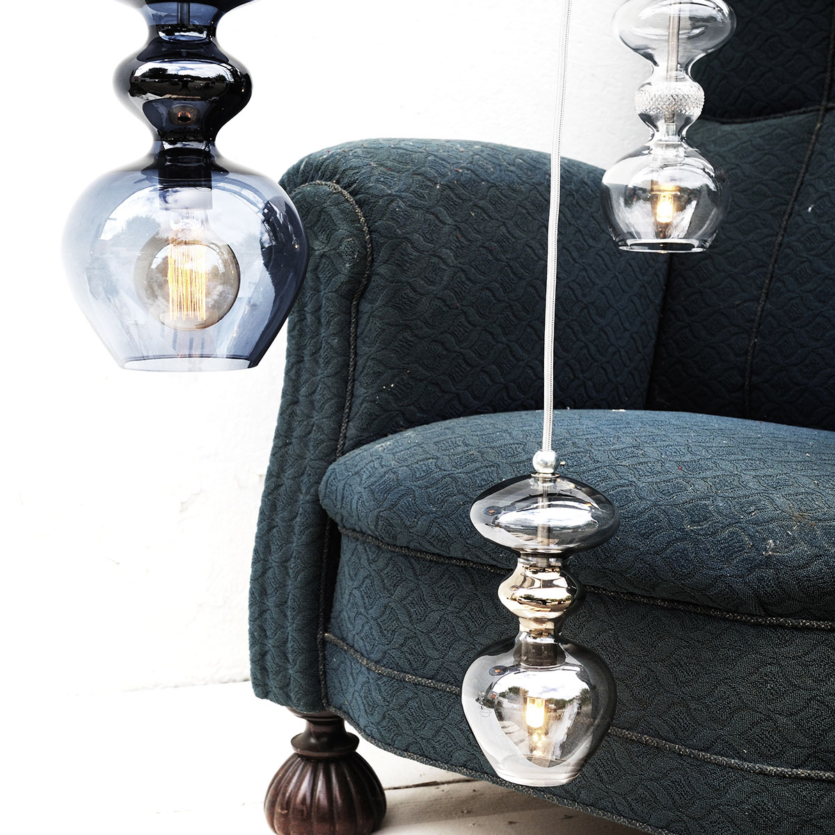 Ebb & Flow Futura Pendelleuchte S Ø 11 cm Futura Pendelleuchte S Ø 11 cm, Forest Green Forest Green Pendelleuchten – exklusive Designerlampe, nachhaltige Beleuchtung für Esszimmer Ebb & Flow Futura Pendelleuchte M Ø 18 cm Futura Pendelleuchte M Ø 18 cm, Topaz Blue Topaz Blue Pendelleuchten – skandinavische Glaslampe, handgefertigt für Flur