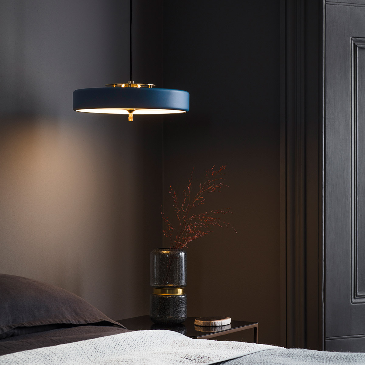 atmosphärisches Licht: Bert Frank Revolve Hängeleuchte, Ø: 35 cm, Schwarz, Messing gebürstet – gefertigt aus goldfarbene Oberfläche und gebürstetes Aluminium und Polycarbonat, traditionell gefertigt, ikonische Revolve-Serie im Art Déco Stil poliertes Messing und gebürstetes Aluminium und Polycarbonat Leuchte von Bert Frank – Revolve Hängeleuchte, Ø: 35 cm, Rot, Messing poliert, luxuriöses Statement-Design, blendfreies Licht